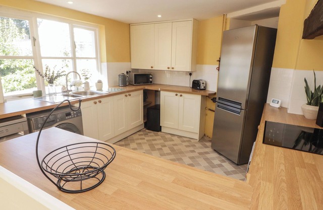COURT COTTAGE, pet friendly, character holiday cottage in Cowbridge