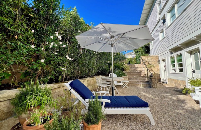 Courtyard Pied-à-Terre, Downtown A+ Location, 1 Bed 1 Bath, Luxury Guest Suite