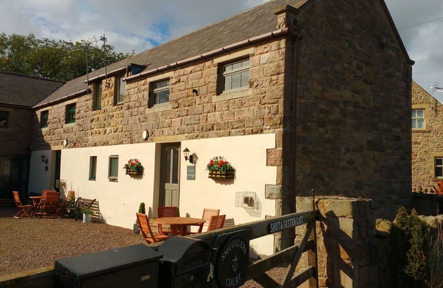 Cove Cottage - charming quiet barn conversion near the sea Budle Bay, Waren Mill