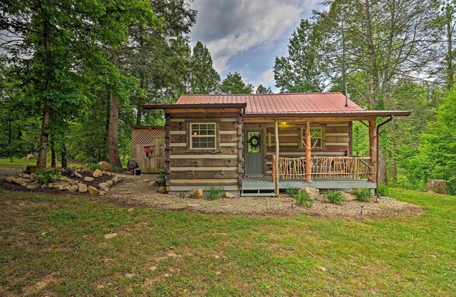 Covered Deck & Fire Pit: Smoky Mountain Cabin