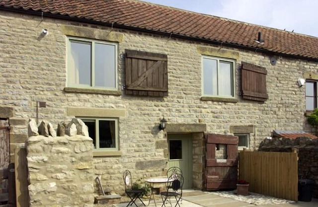 COW BYRE COTTAGE, character holiday cottage, with a garden in Wrelton