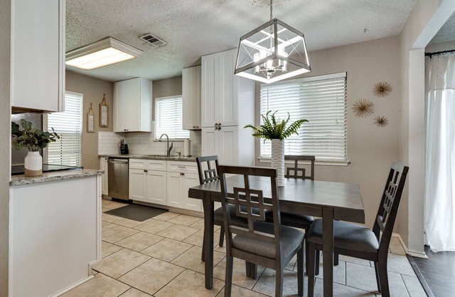 Cowtown Cutie is cozy and updated close to Downtown, Airport and Dining