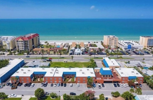 Cozy 1-bedroom condo with fitness room, pool, in lovely North Redington Beach