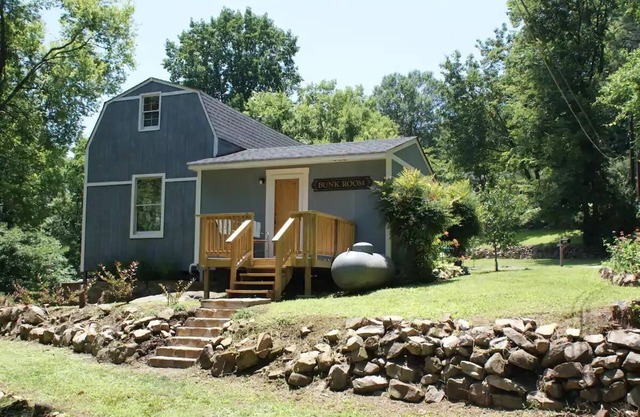 Cozy 1 bed suite, tucked away in the forest but only 4 miles from downtown!