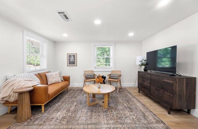 Cozy 1-bedroom apartment in hot downtown Roswell