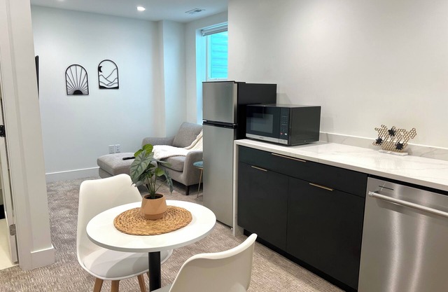 Cozy 1-bedroom apartment in fantastic Denver with WiFi, AC, Laundry and more!