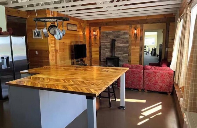 Cozy 1-bedroom home with spectacular sunsets, private deck and full fitness gym