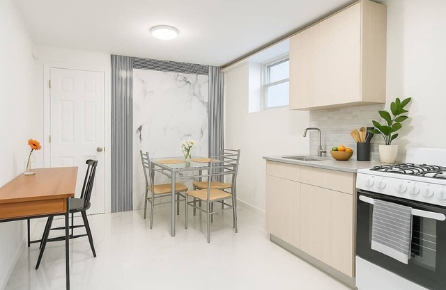Cozy 1-Bedroom Walkout Apt with Private Entry