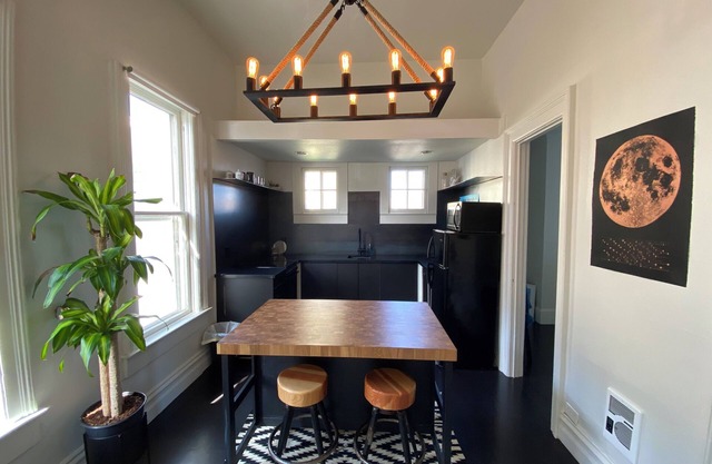 Cozy 1-bedroom with massive Artisan Loft