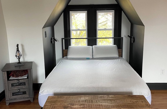 Cozy 1-studio apartment, industrial modern in charming Reading with WiFi, AC