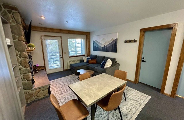 Cozy 1BD/2BA Condo - Steps from Ski Lifts, Hot Tubn