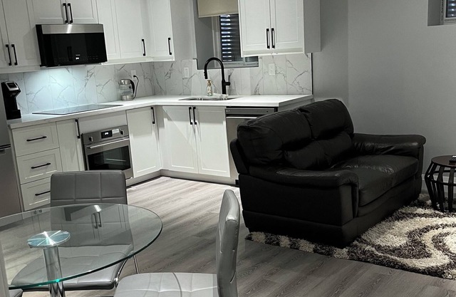 Cozy 1Bedroom basement unit with separate office