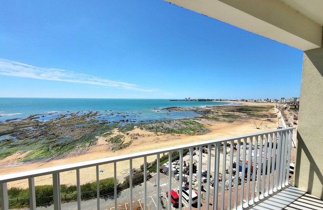 Cozy 1BR Apartment in Les Sables - Seafront, near beach & shops, balcony, pet friendly