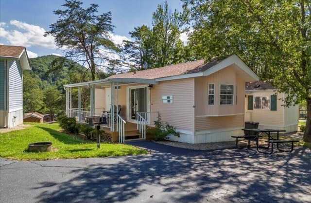 Cozy 1BR Cottage in Pigeon Forge