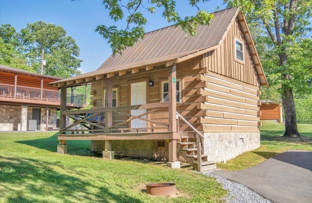 Cozy 1BR Log Cabin Retreat in Tennessee