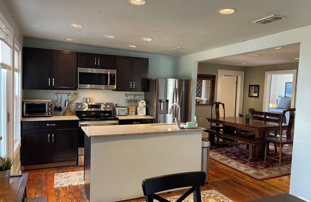 Cozy 2/1 Treehouse in Brykerwoods Neighborhood