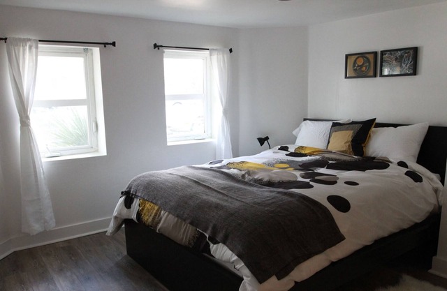 Cozy 2 bdrm apt, walk to literally everything!