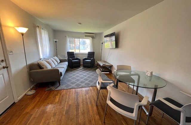 Cozy 2 Bedroom 1.5 Bath Duplex