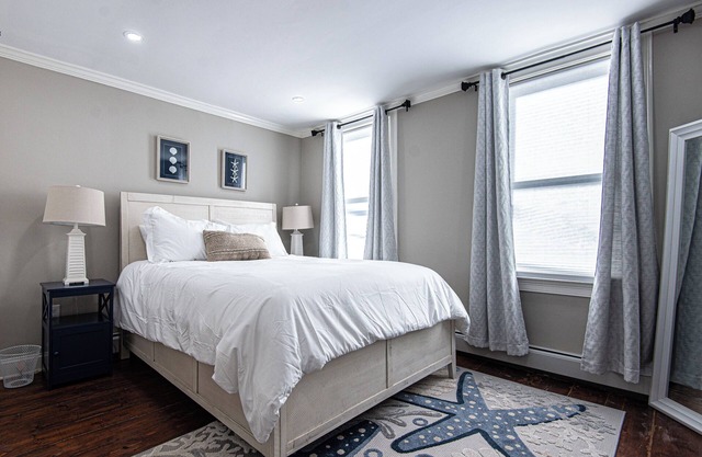Cozy 2-bedroom apartment in Newport with WiFi, AC. 15% Off Monthly Bookings!