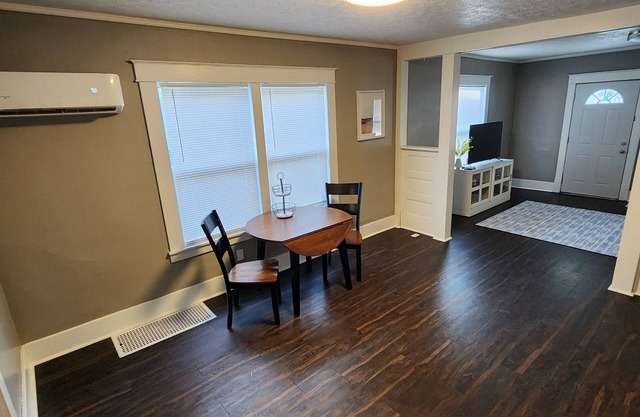 Cozy 2-bedroom apartment in charming Kokomo with AC, WiFi