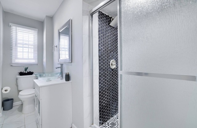 Cozy 2-bedroom apartment in enjoyable Newark with WiFi, central Ac and heating