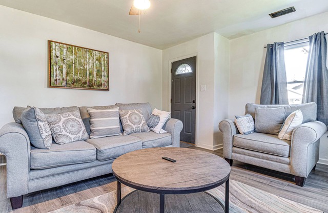 Cozy 2-bedroom bungalow with WiFi and AC in delightful Muncie