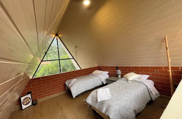 Cozy 2-bedroom cabin in peaceful Patate with WiFi