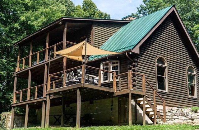 Cozy 2 bedroom cabin nestled in wooded hideaway