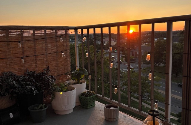 Cozy 2-bedroom condo in Alexandria w/fast WiFi, gym, assigned garage parking!