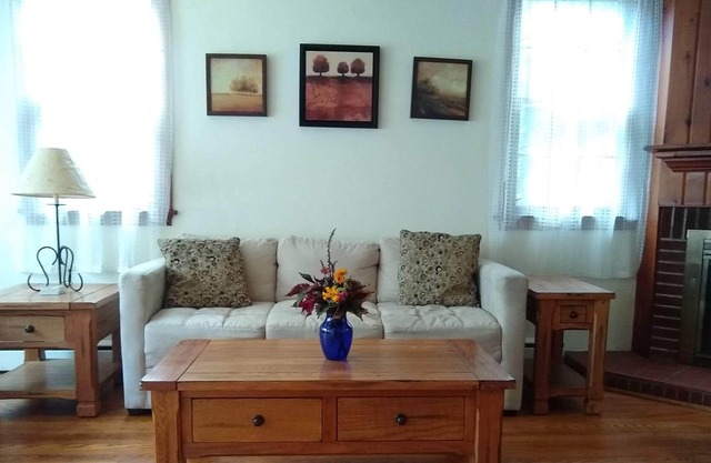 Cozy 2 bedroom cottage located in quaint downtown Bellefonte.