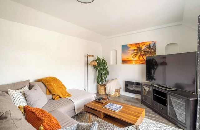 Cozy 2 Bedroom Cottage with Bay View
