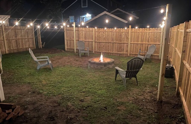 Cozy 2 bedroom home, Fast WIFI, Free Parking, BBQ