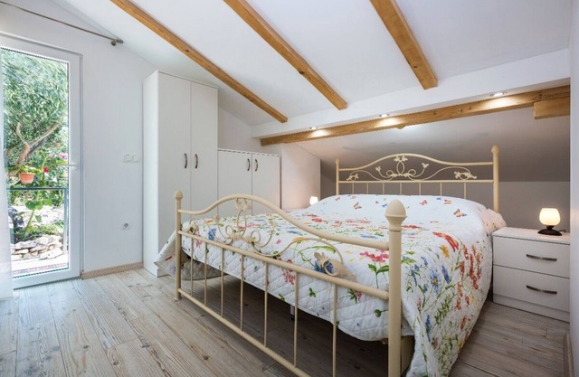 Cozy 2-Bedroom House for 4 - Pet-friendly with Comfortable Living Space