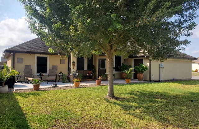 Cozy 2-bedroom house in Harlingen BBQ grill and back patio.