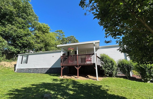 Cozy 2-bedroom mobile home in beautiful Woodfin with WiFi, AC