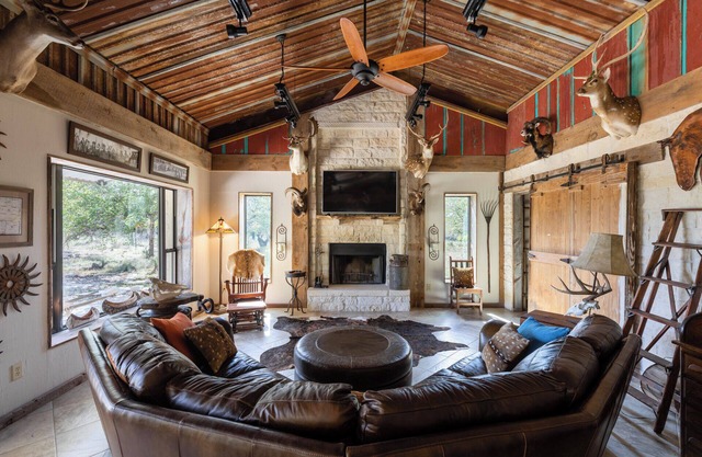 Cozy 2-Bedroom Ranch House in Mountain Home, TX – AC, WiFi & Hill Country Charm!