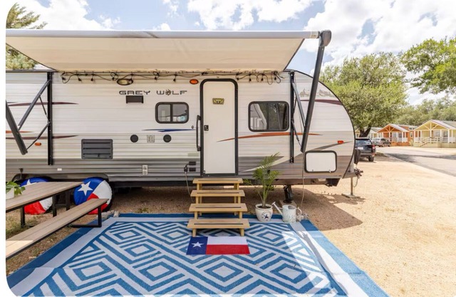 Cozy 2-bedroom RV in fantastic Austin with fitness room, AC