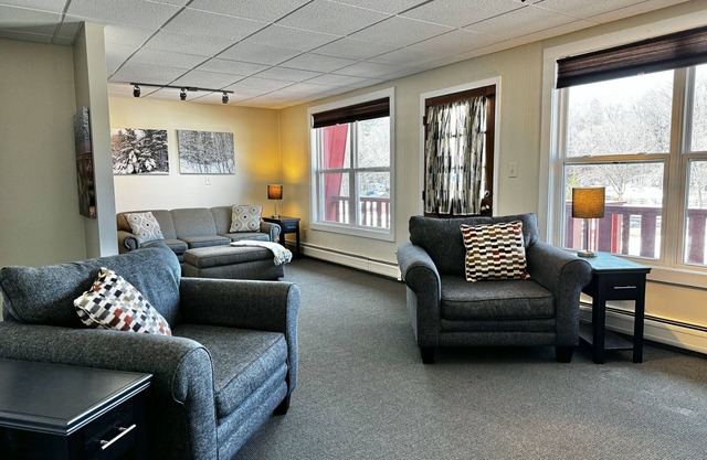 Cozy 2-Bedroom Upstairs Apartment in Paradise