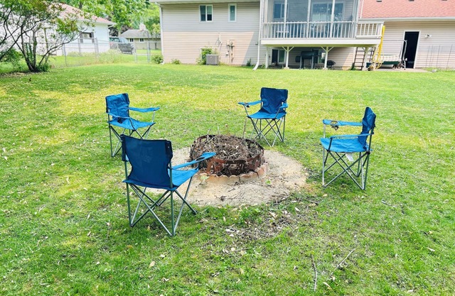 Cozy 2-bedroom apartment + Office,Yard 12 Min to Twin Cities