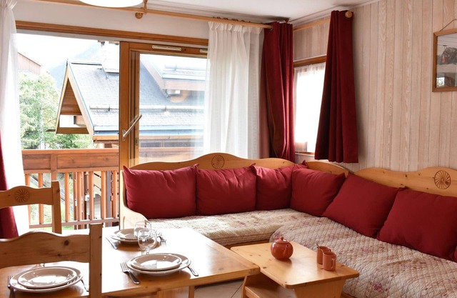 Cozy 2-Room Apartment for 4 with South-Facing Balcony, Parking, and Pool in Central Méribel