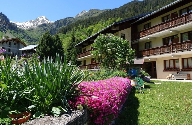 Cozy 2-Star Apt for 6 w/Mountain Views, Hiking & Ski Access