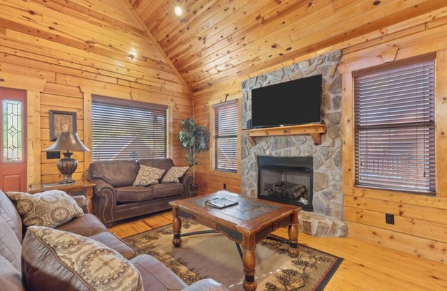 Cozy 2BD Cabin w/ Hot Tub! Pool Access + Location