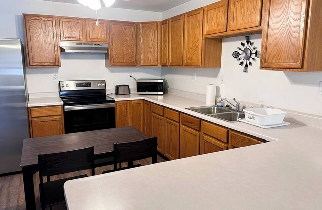 Cozy 2BR, 1BA Getaway in Macomb, IL