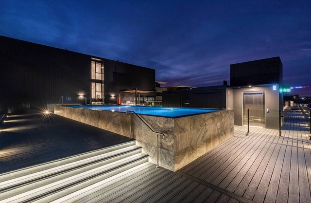 Cozy 2BR-2BA Rooftop Pool & BBQ, WiFi & Netflix