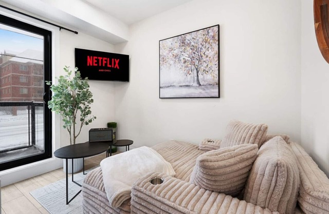 Cozy 2BR Suite with Parking and Sofa Bed and Sleeps 6