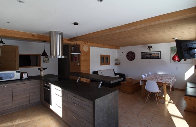 Cozy 3* Apartment for 6, East-Facing with Terrace in Valloire, Close to Slopes and Amenities