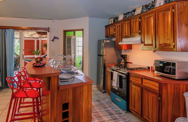 Cozy 3-bed house in charming West End with WiFi, AC