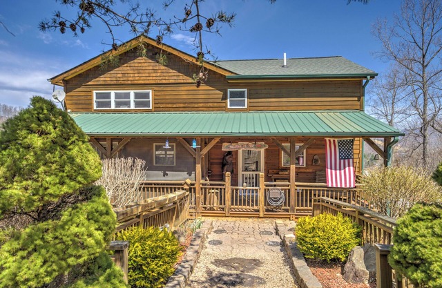 Cozy 3-bedroom cabin in welcoming Waynesville with WiFi, AC