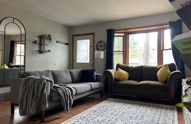 Cozy 3-bedroom house with a pool. Close to SPAC, Track and Downtown