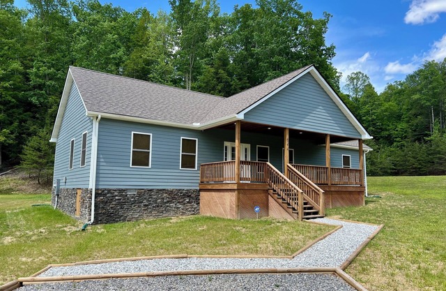 Cozy 3 BR Cabin with Pond on 3 acres/New River Gorge/Summersville Lake